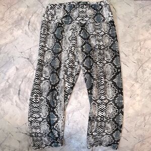 Snake Print Comfort Stretch Capri Leggings 🐍